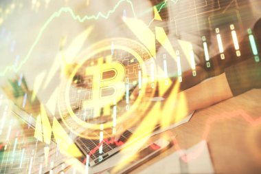 Bilgisayarda ve kripto piyasa temalı hologram çizimlerinde kadın elinin çifte pozu. Engelleme zinciri kavramı.