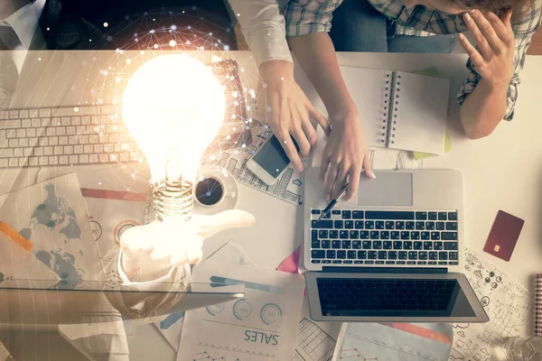 Dvojité odhalení muže a ženy, kteří pracují společně a kreslí žárovky. Počítačové pozadí. Top View. Myšlenkový koncept. — Stock fotografie