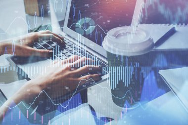 Bilgisayarda ve ön x grafik hologram çiziminde kadın eli yazarken çift pozlama. Borsa yatırım kavramı.