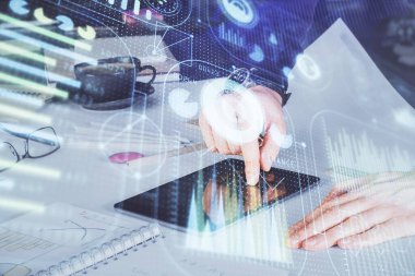 Erkeklerin el ele tutuşup dijital bir cihaz ve veri temalı çizim kullanırken çift pozlama. Teknoloji konsepti.