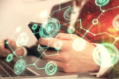 Bir erkeğin elini tutarken ve telefon ve sosyal ağ teması kullanırken çift pozlama.
