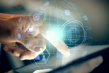 Bir erkeğin elini tutarken ve telefon ve sosyal ağ teması kullanırken çift pozlama.