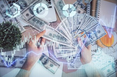 Finansal grafiğe çoklu pozlama hologram, Amerikan dolarları ve insan eli. Analiz kavramı.