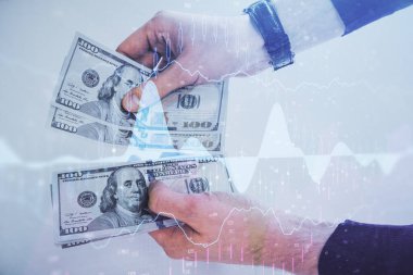 Finansal grafiğe çoklu pozlama hologram, Amerikan dolarları ve insan eli. Analiz kavramı.