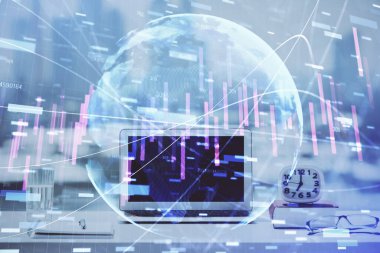 Masası ve kişisel bilgisayarı olan borsa grafiği. Çoklu maruz kalma. Mali analiz kavramı.