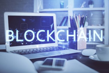 Engelleme zincirine ve kripto ekonomi temalı holograma ve bilgisayar arkaplanlı masaya çoklu maruz kalma. Bitcoin kripto para kavramı.