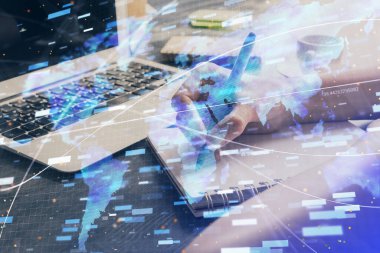 Veri çözeltisi hologramı ile arka plan üzerine yazılan ellere çoklu maruz kalma. Teknoloji konsepti.