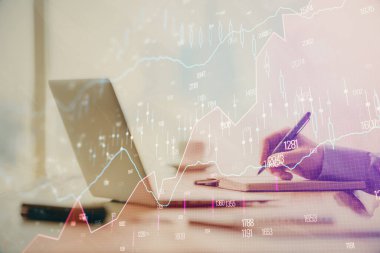 Arka planda bilgisayarla çalışan bir adamla iki kez ön x çizelgesine maruz kaldık. Pazar analizi kavramı.