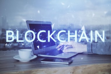 Kripto para tema hologramı arka planda bilgisayar üzerinde çalışan işadamı ile. Blockchain kavramı. Çift pozlama.