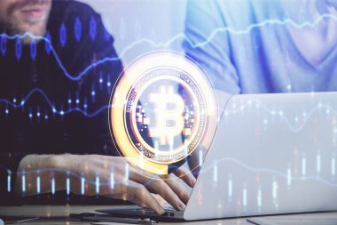 Kripto para tema hologramı arka planda bilgisayar üzerinde çalışan işadamı ile. Blockchain kavramı. Çift pozlama.