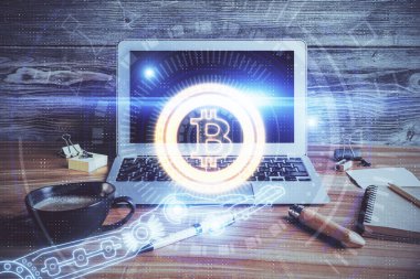 Engelleme zincirine ve kripto ekonomi temalı holograma ve bilgisayar arkaplanlı masaya çoklu maruz kalma. Bitcoin kripto para kavramı.