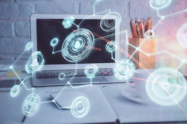 Sosyal ağ hologramıyla birlikte bilgisayar masaüstünde. Çoklu maruz kalma. Uluslararası insan ilişkileri kavramı.