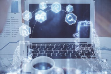 Bilgisayar, teknoloji temalı hologramla birlikte ofiste. Çoklu maruz kalma. Teknoloji kavramı.