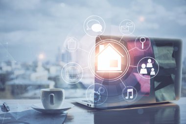 Ofisteki masaüstü bilgisayar geçmişi ve büyük kasaba binaları hologram çizimi. Çifte maruziyet. Akıllı şehir konsepti.