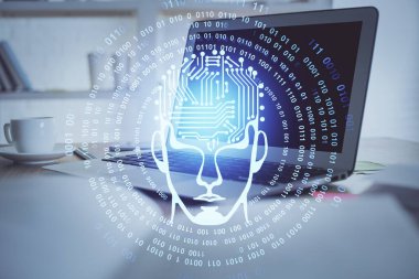 Bilgisayar ve beyin hologramı ile çalışma masasının çoklu açığı. Beyin fırtınası konsepti.