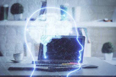 Bilgisayar ve beyin çizimi hologramıyla çalışma masasına çift pozlama. Beyin fırtınası konsepti.