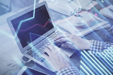 Arka planda bilgisayarda çalışan bir adamla ön x grafiğine iki kez maruz kalıyoruz. Pazar analizi kavramı.