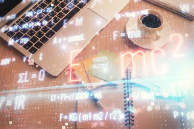 Masaüstü arka planında formül çizimleri olan fizik ve matematik temalı hologram. Üst Manzara. Çoklu maruz kalma. Eğitim kavramı.