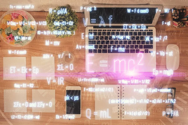 Física e matemática holograma tema com desenhos de fórmula sobre o computador no fundo do desktop. Vista superior. Exposição múltipla. Conceito de educação . — Fotografia de Stock