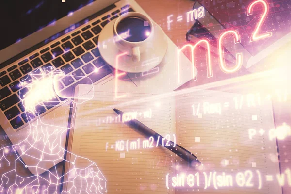 Hologramm zum Thema Physik und Mathematik mit Formelzeichnungen über dem Computer auf dem Desktop-Hintergrund. Ansicht von oben. Mehrfachbelichtung. Bildungskonzept. — Stockfoto