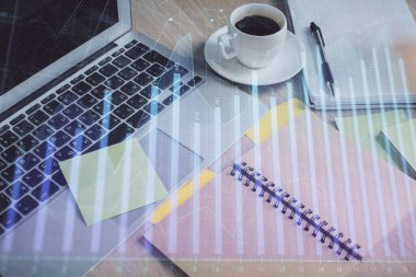 Önx grafik çizimi ve masaüstü ile kahve ve masa arkasındaki öğelerin çoklu pozlandırılması. Finansal piyasa ticareti kavramı