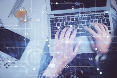 İnsan elinin bilgisayar klavyesi ve veri temalı hologram çiziminin üzerine yazarken çoklu pozlama. Üst Manzara. Teknoloji konsepti.