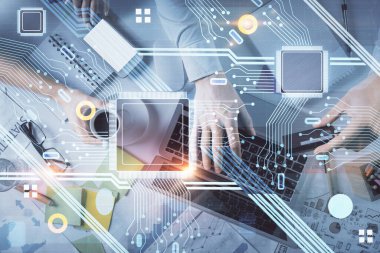 Kadın ve erkeğin birlikte çalışması ve veri temalı hologram çizimi. Bilgisayar arkaplanı. Üst Görünüm.