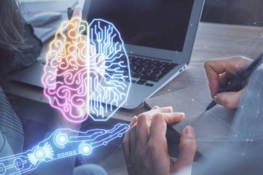 Kadın ve erkeğin birlikte çalıştığı ve beyinlerinin hologram çekerken çift pozlama. Zihinsel beyin fırtınası konsepti. Bilgisayar arkaplanı.