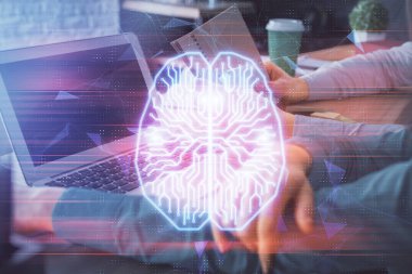 Kadın ve erkeğin birlikte çalıştığı ve beyinlerinin hologram çekerken çift pozlama. Zihinsel beyin fırtınası konsepti. Bilgisayar arkaplanı.