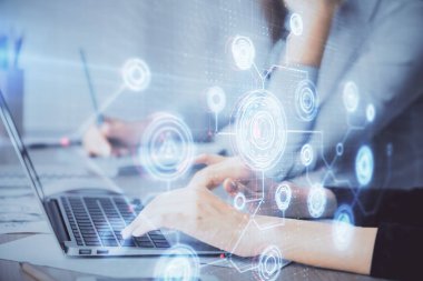 Bilgisayar ve veri temalı hologram çizimlerinde çalışan kadın elleri çift pozlama. Teknoloji kavramı.