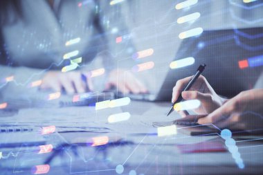 Bilgisayar ve veri temalı hologram çizimlerinde çalışan kadın elleri çift pozlama. Teknoloji kavramı.