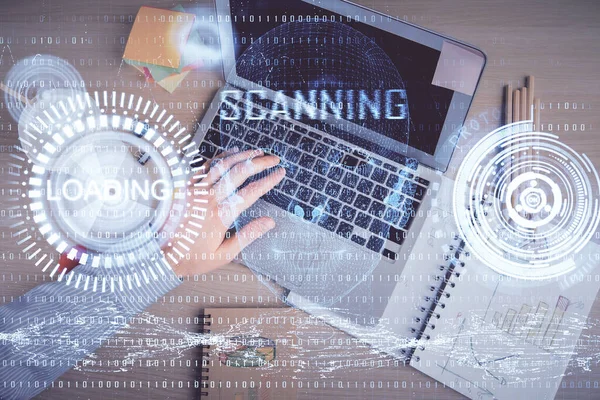 컴퓨터 키보드와 데이터 홀로그램 그림을 사람의 타이핑하는 위에서 — 스톡 사진