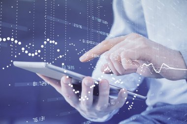 Erkeklerin el ele tutuşmaları ve dijital bir cihaz ve veri temalı çizimler kullanmaları. Yenilik kavramı.