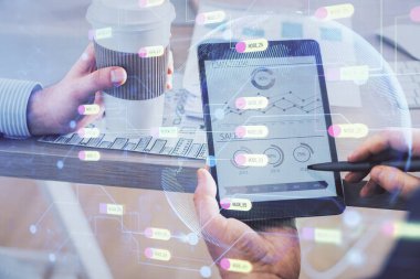 Dijital bir cihaz ve veri temalı çizim kullanarak erkeklerin el ele tutuşması. Yenilik kavramı.