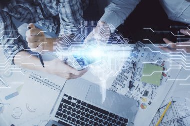 Birlikte çalışan kadın ve erkeğin mobil bir cihaz ve beyin hologramı kullanırken çift pozlama..