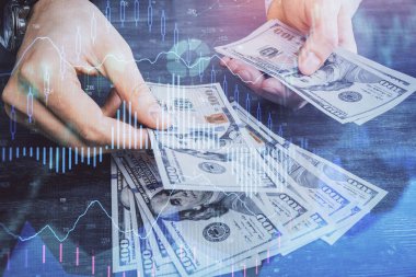 Finansal grafiğe çoklu pozlama hologram, Amerikan dolarları ve insan eli. Analiz kavramı.