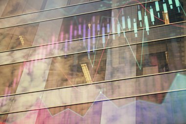 Yüksek binaların arka planında çoklu pozlama olan eski şehir haritası. Finansal araştırma kavramı.