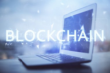 Engelleme zincirine ve kripto ekonomi temalı holograma ve bilgisayar arkaplanlı masaya çoklu maruz kalma. Bitcoin kripto para kavramı.