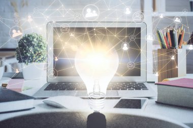 Sosyal ağ hologramıyla birlikte bilgisayar masaüstünde. Çoklu maruz kalma. Uluslararası insan ilişkileri kavramı.