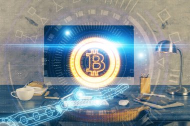 Engelleme zinciri ve kripto ekonomi temalı hologram ve bilgisayar geçmişi olan bir masa. Bitcoin kripto para kavramı.
