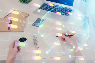 Dünya haritası hologramı ve veri tema simgeleriyle notlar alan ellerin çoklu pozlanması. Küresel bilgisayar verisi kavramı.