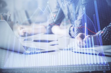 Arka planda bilgisayarda çalışan bir adamla birlikte çok sayıda formasyona maruz kaldık. Pazar analizi kavramı.