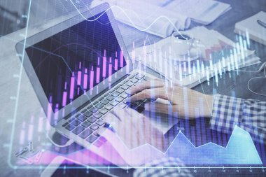 Arka planda bilgisayarda çalışan bir adamla ön x grafiğine iki kez maruz kalıyoruz. Pazar analizi kavramı.