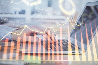 Arka planda dizüstü bilgisayar üzerinde çalışan adam ile borsa grafiği çift pozlama. Finansal analiz kavramı.