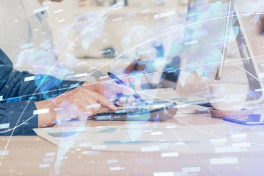 Veri temalı hologramın arka planda bilgisayarla çalışan bir adam tarafından çifte maruz bırakılması. Yenilik kavramı.