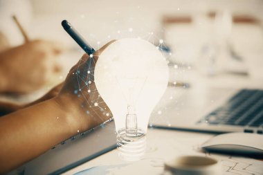 Arka planda not alan insanların üzerine çizim yapan ampullerin çifte pozu. Fikir kavramı