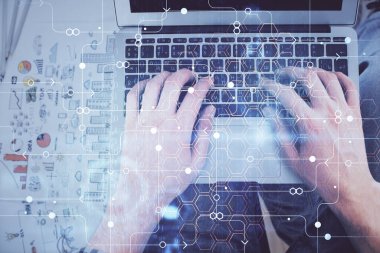 Erkeklerin ellerinin bilgisayar klavyesini ve veri temalı hologram çizimini yazarken çoklu pozlama. Üst Manzara. Teknoloji konsepti.