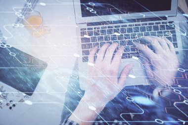 Erkeklerin ellerinin bilgisayar klavyesini ve veri temalı hologram çizimini yazarken çoklu pozlama. Üst Manzara. Teknoloji konsepti.