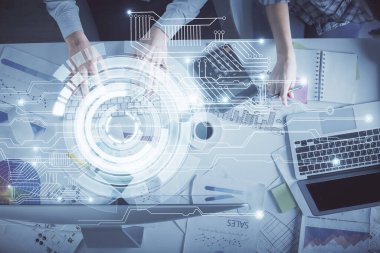 Kadın ve erkeğin birlikte çalışması ve veri temalı hologram çizimi. Bilgisayar arkaplanı. Üst Görünüm.