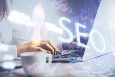 Bilgisayar ve seo hologram çizimleri üzerinde çalışan kadın elleri çift pozlama. internet arama kavramı.